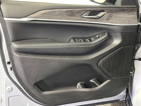 Used 2023 Jeep Grand Cherokee Limited image 9