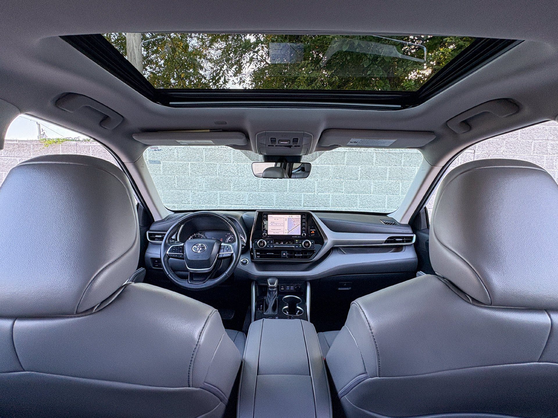 Used 2022 Toyota Highlander XLE AWD/4WD image 2