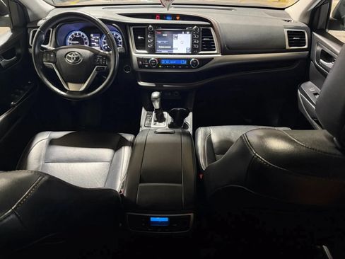 Used 2018 Toyota Highlander XLE AWD/4WD image 9