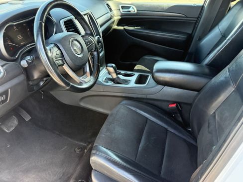 Used 2018 Jeep Grand Cherokee Altitude RWD image 11