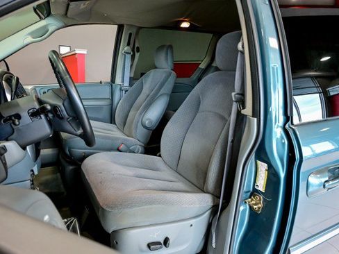 Used 2006 Chrysler Town & Country Touring FWD image 14