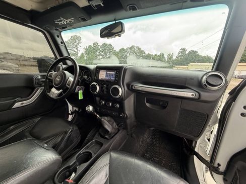 Used 2015 Jeep Wrangler Unlimited Rubicon AWD/4WD image 23