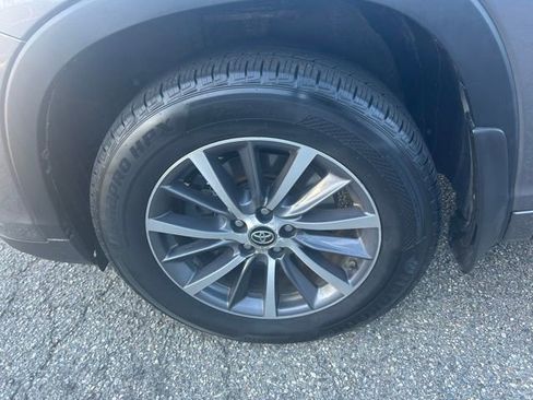 Used 2018 Toyota Highlander XLE AWD/4WD image 9