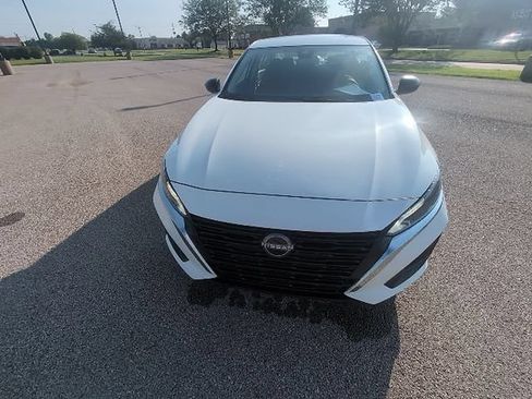 Used 2025 Nissan Altima 2.5 SV FWD image 12