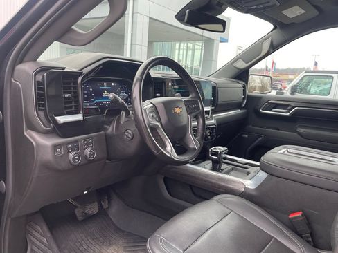Used 2022 Chevrolet Silverado 1500 LTZ AWD/4WD image 7