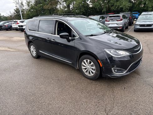 Used 2017 Chrysler Pacifica Touring-L FWD image 21