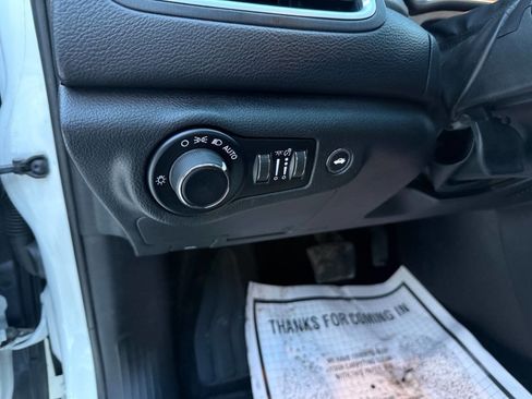 Used 2015 Chrysler 200 Limited w/ Convenience Group image 16