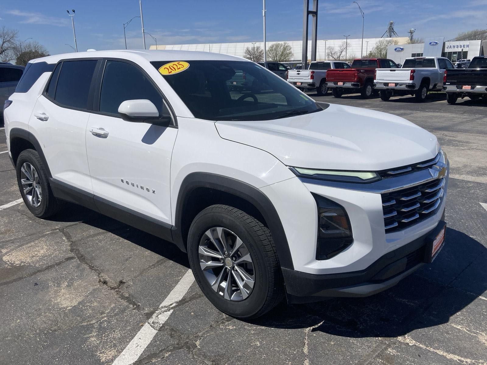 Used 2025 Chevrolet Equinox LT AWD/4WD image 2