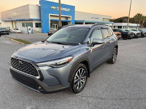 Used 2023 Toyota Corolla Cross XLE image 3