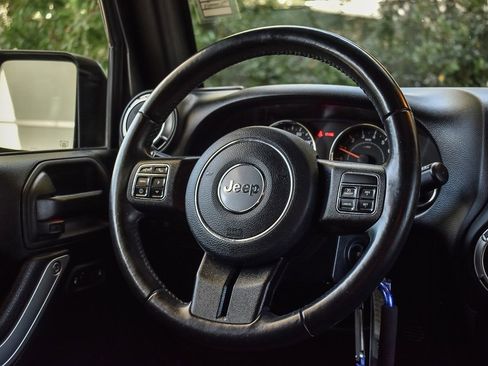 Used 2018 Jeep Wrangler Unlimited Rubicon w/ Connectivity Group image 14