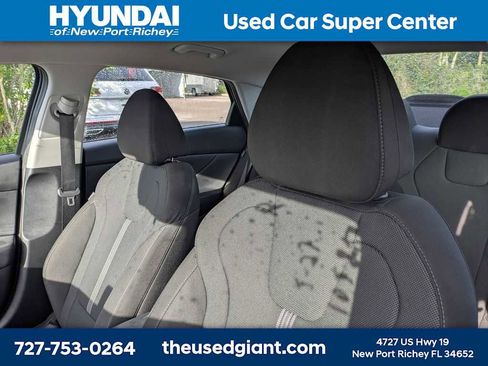 Used 2025 Hyundai Elantra SE w/ Cargo Package FWD image 3