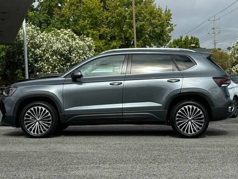Used 2025 Volkswagen Taos SE FWD image 7