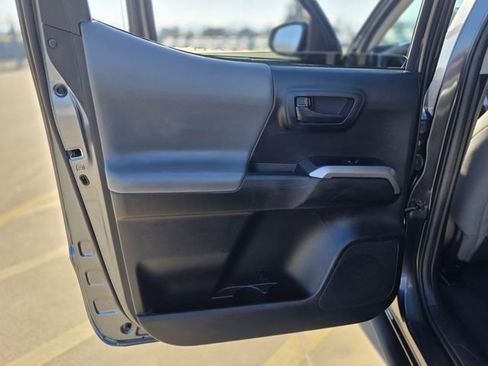 Used 2022 Toyota Tacoma SR5 RWD image 18