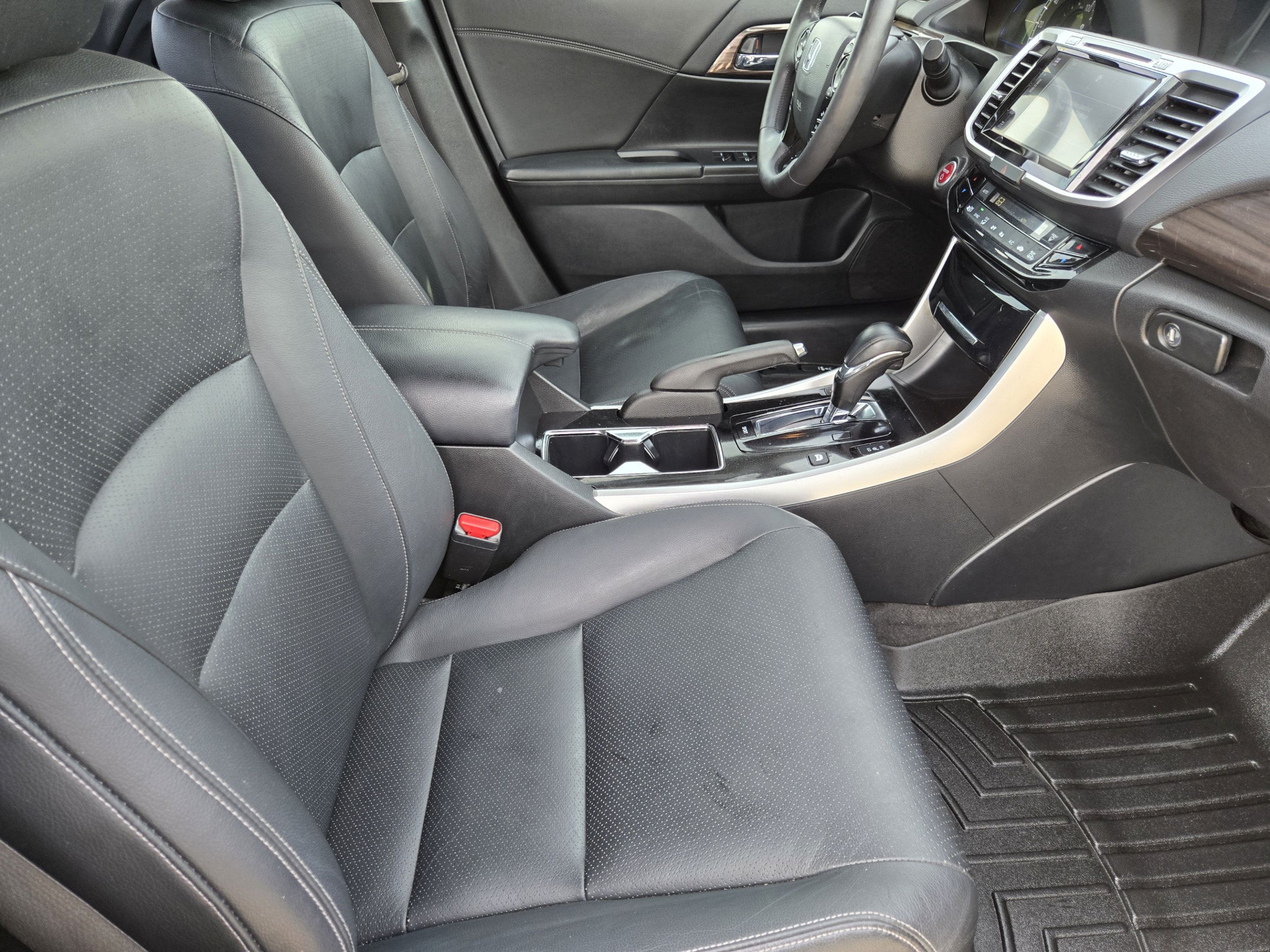 Used 2017 Honda Accord Touring image 10