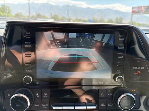 Used 2022 Toyota Highlander XLE AWD/4WD image 17