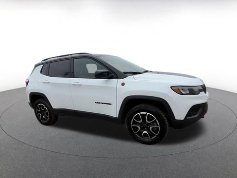 Used 2025 Jeep Compass Trailhawk image 2