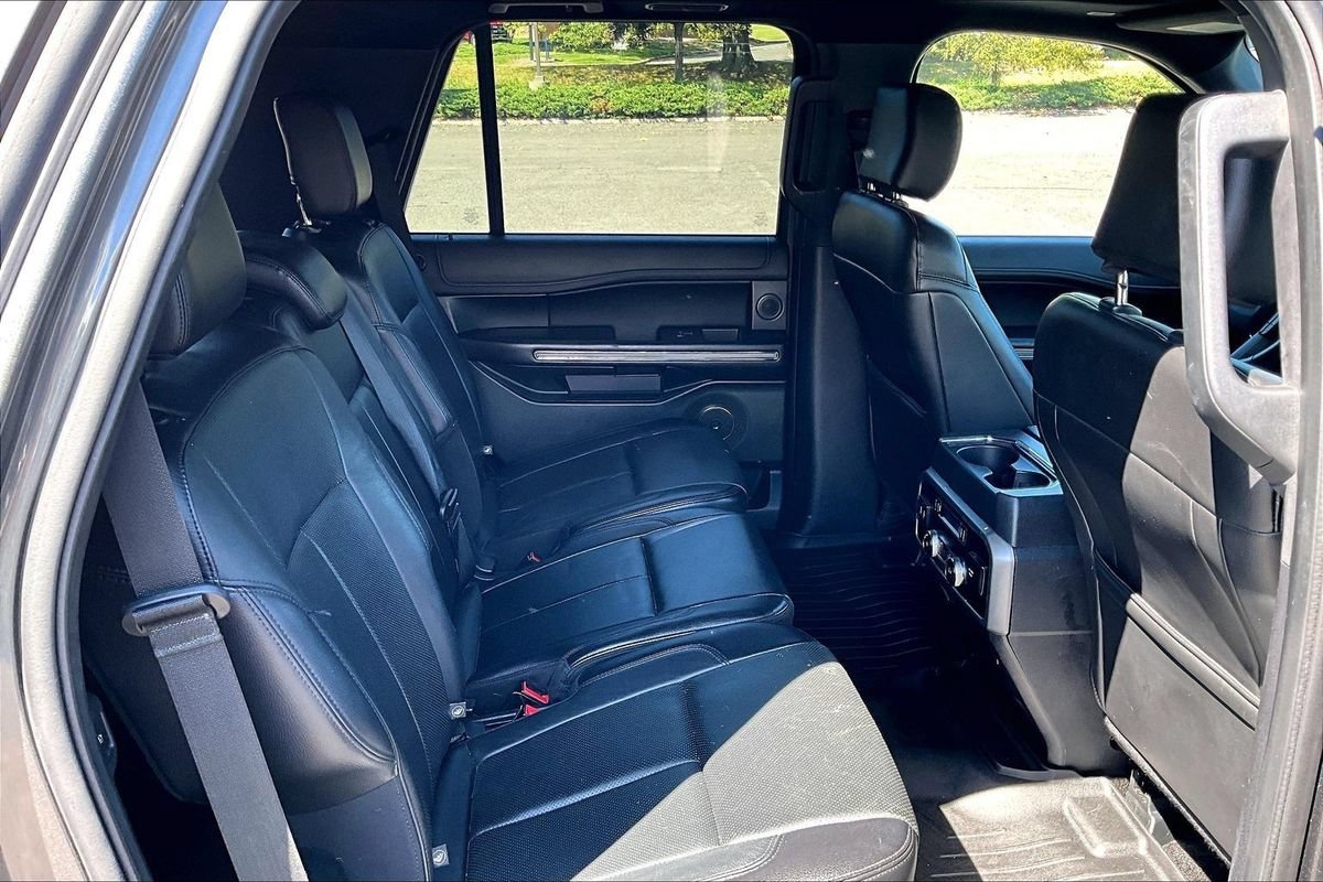 Used 2018 Ford Expedition XLT w/ Equipment Group 202A AWD/4WD image 12