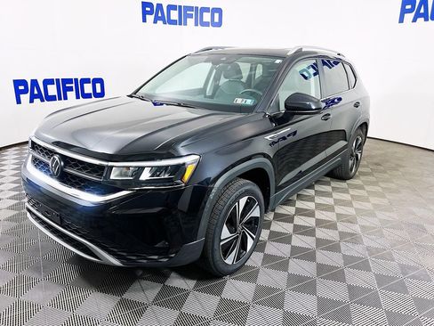 Used 2024 Volkswagen Taos SE w/ Panoramic Sunroof Package AWD/4WD image 4