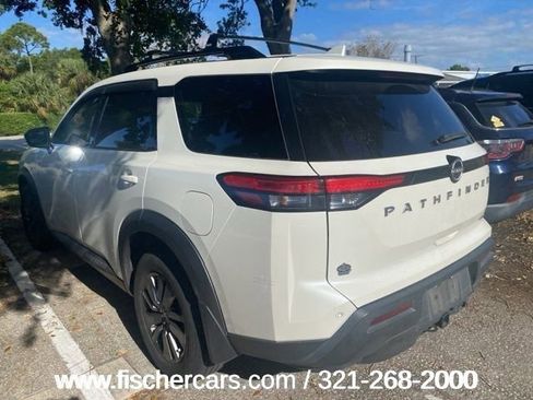 Used 2022 Nissan Pathfinder SV w/ SV Premium Package image 2