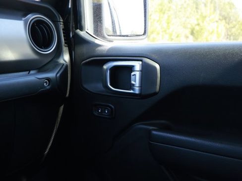 Used 2023 Jeep Gladiator Willys AWD/4WD image 25