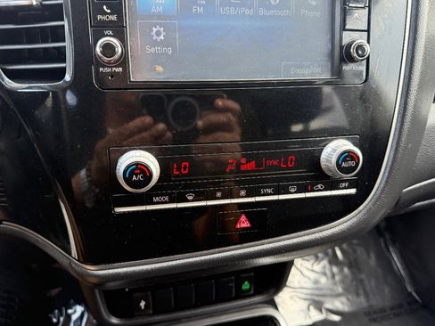 Used 2020 Mitsubishi Outlander ES image 29