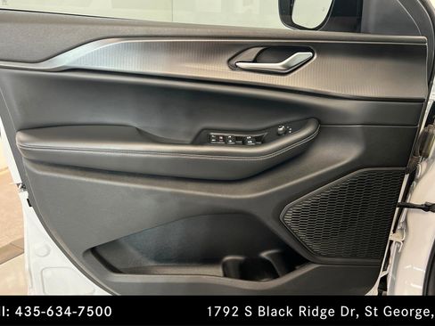 Used 2023 Jeep Grand Cherokee Laredo w/ Luxury Tech Group I image 14