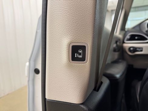 Used 2020 Chrysler Pacifica Touring-L FWD image 17
