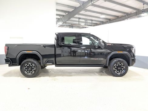 Used 2024 GMC Sierra 2500 AT4X image 2