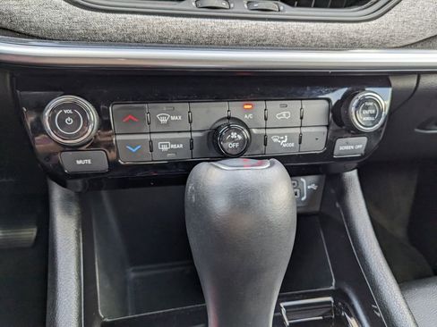 Certified 2025 Jeep Compass Latitude image 33