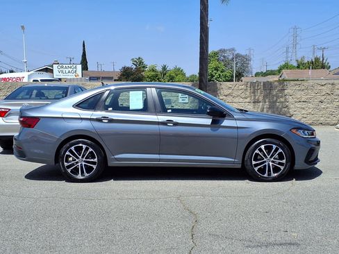 Used 2025 Volkswagen Jetta Sport FWD image 3