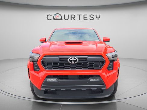 Used 2024 Toyota Tacoma TRD Sport w/ TRD Sport Upgrade Package image 8