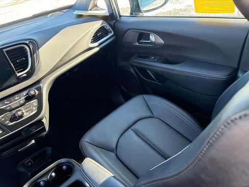 Used 2026 Chrysler Pacifica Select image 20