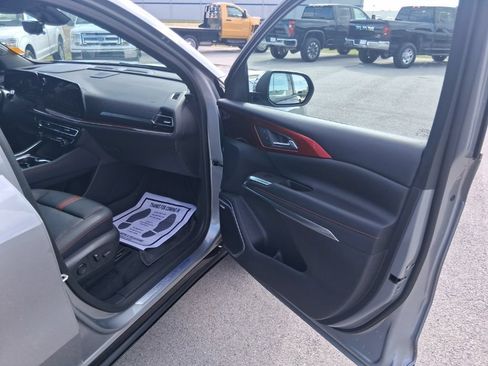 Used 2024 Chevrolet Traverse RS w/ LPO, Floor Liner Package AWD/4WD image 25