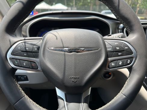 Used 2024 Chrysler Pacifica Touring-L FWD image 9
