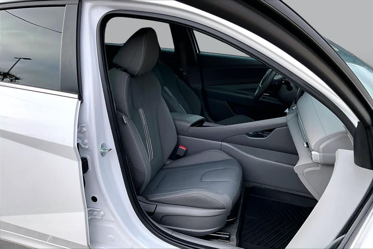 Used 2025 Hyundai Elantra SEL FWD image 9