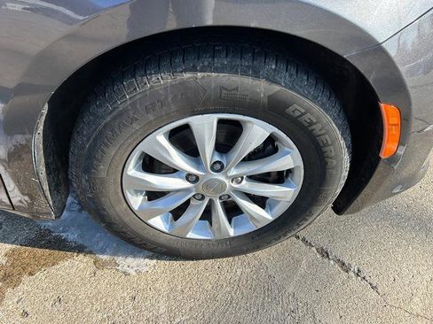 Certified 2018 Chrysler Pacifica Touring-L image 24