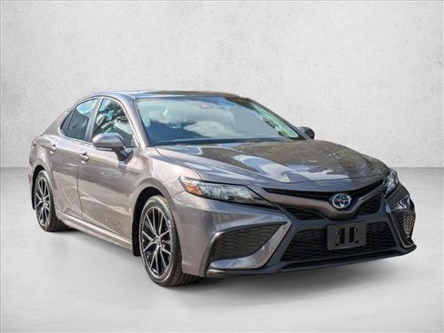 Used 2024 Toyota Camry SE image 3