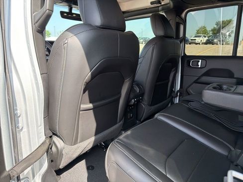 Used 2023 Jeep Wrangler Unlimited Sahara w/ Cold Weather Group AWD/4WD image 10