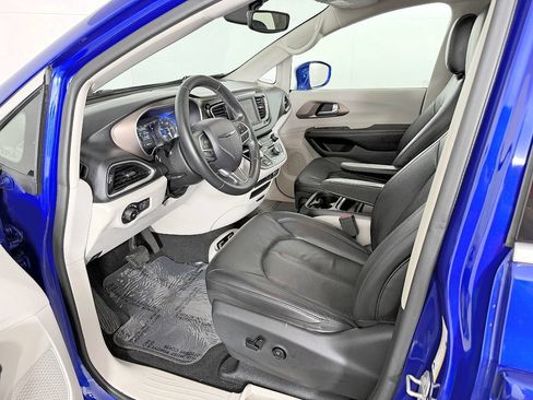 Used 2018 Chrysler Pacifica Touring-L w/ Tire & Wheel Group FWD image 28