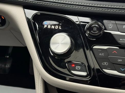 Used 2024 Chrysler Pacifica Limited image 41