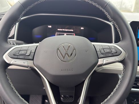 New 2026 Volkswagen Taos SE image 10