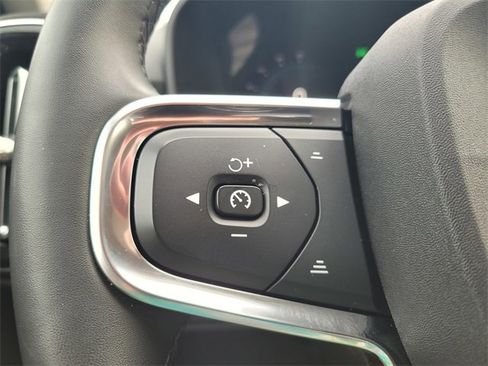 Used 2023 Volvo XC40 B5 Plus image 29