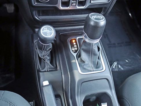 Used 2019 Jeep Wrangler Unlimited Sahara AWD/4WD image 27