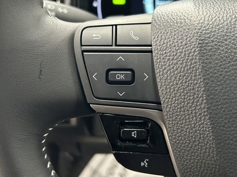 Used 2025 Toyota Camry SE image 18