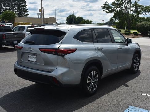 Used 2023 Toyota Highlander XLE FWD image 5