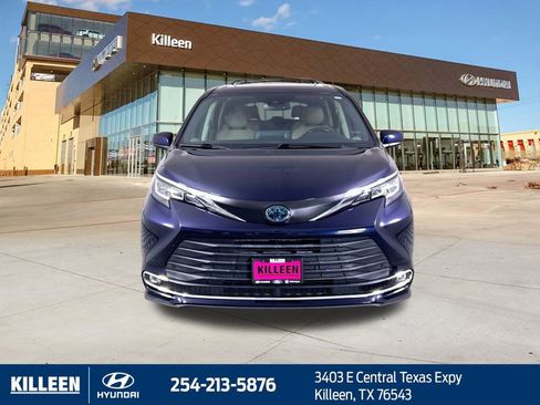 Used 2021 Toyota Sienna XLE image 2