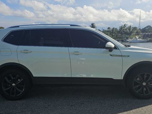 Used 2024 Volkswagen Tiguan SE w/ Panoramic Sunroof Package FWD image 6