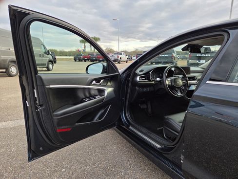 Used 2025 Genesis G70 2.5T image 11