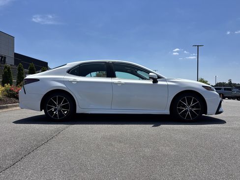 Used 2021 Toyota Camry SE FWD image 11