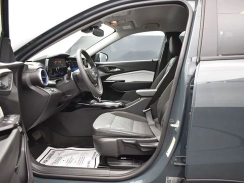 Used 2025 Chevrolet Trax LT image 14